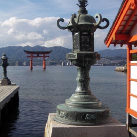Le sanctuaire Itshukushima et sa magnifique grande porte Torii