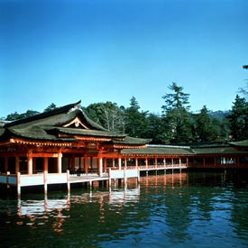 Le sanctuaire Itshukushima et sa magnifique grande porte Torii